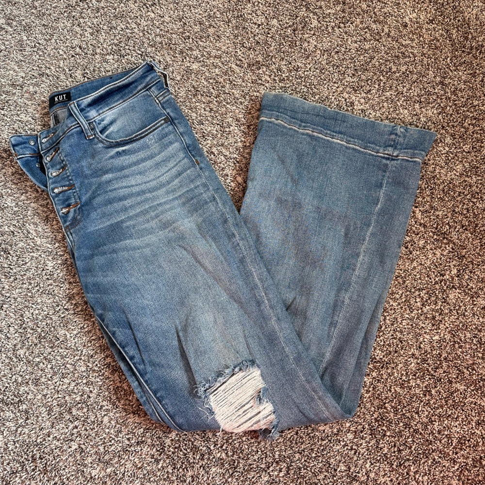 Kut from the Kloth High Rise Anna fab ab Flare
Size 10
Distressed denim